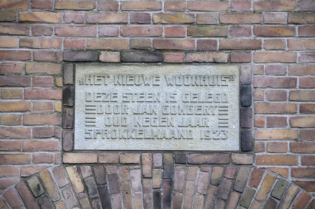 909264 Afbeelding van de gedenksteen boven het poortje naar het achterom in de huizen aan de Rembrandtkade te Utrecht, ...